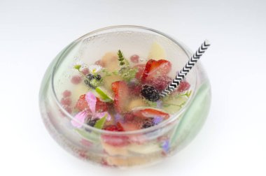 Şampanya ve meyve kokteyl