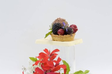 kırmızı meyve mini pasta