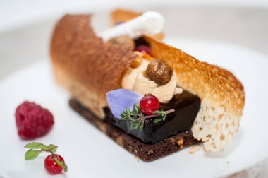 Gevrek karanlık çikolatalı kek 