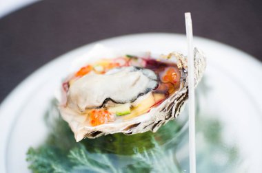 Bir restoranda taze istiridye yemek