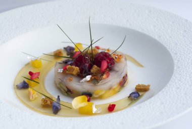 Fistolar carpaccio çiçek ve sos ile