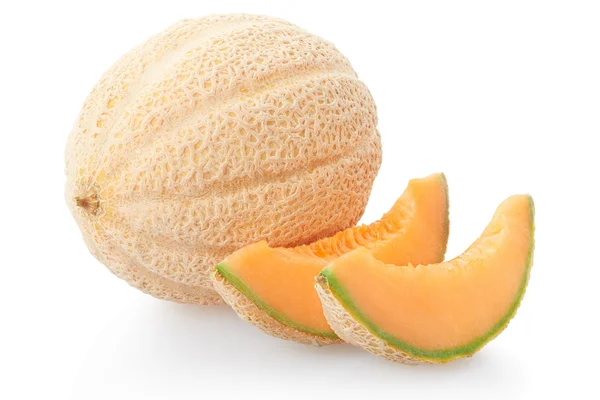 Cantaloupe melon dan irisan pada putih, jalur kliping — Stok Foto