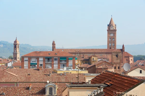 Alba rooftops Katedrali'nın bell ile kule görünümü, İtalya