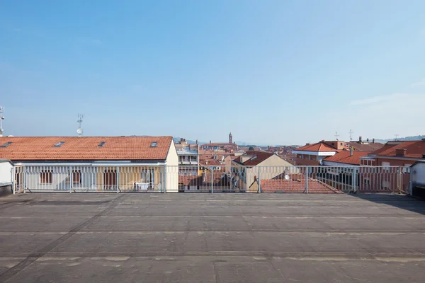 Büyük çatı balkon, güneşli bir gün — Stok fotoğraf