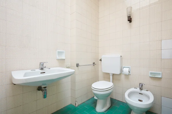 녹색 타일 바닥과 오래 된 욕실 인테리어 — 스톡 사진