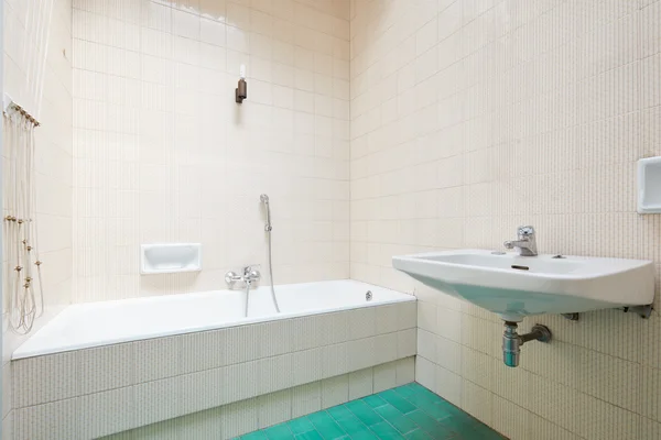 Старая ванная комната, выложенная плиткой — стоковое фото