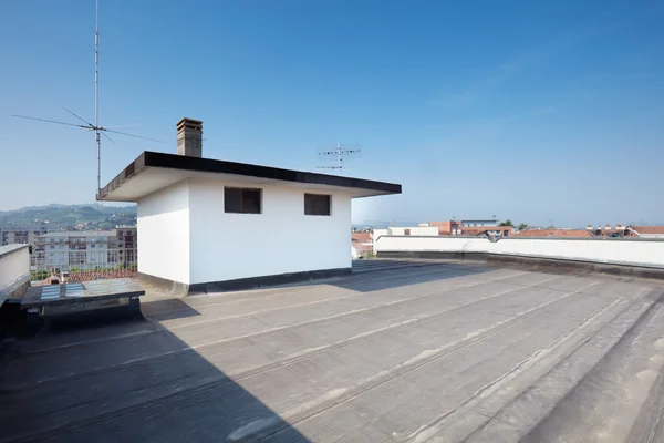 Grande balcone sul tetto in una giornata di sole — Foto Stock