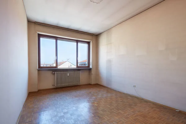 Lege ruimte interieur met houten vloer, vuile muren — Stockfoto