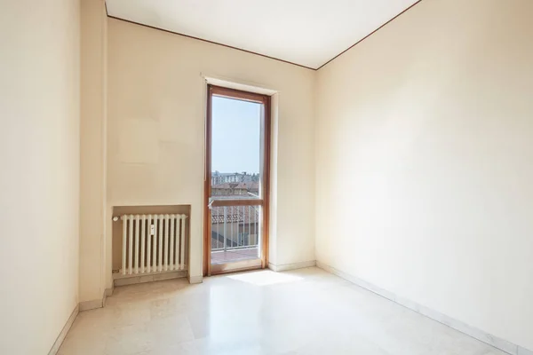 Camera vuota con pavimento in marmo, giornata di sole — Foto Stock