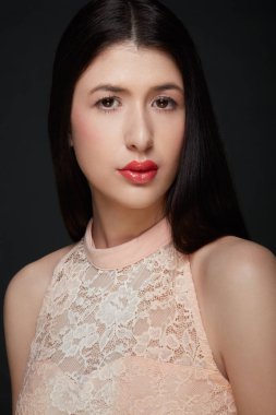 Genç kadın kırmızı ruj makyaj ve elbise, koyu gri arka plan pembe 