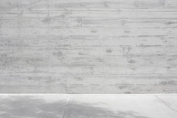 Сіра бетонна груба стіна з дерев'яною вейвлею і порожнім підлоговим фоном — стокове фото