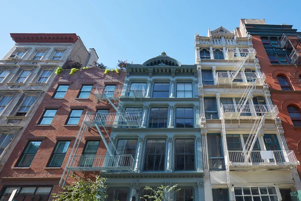New York maisons typiques façades avec escalier de secours, journée ensoleillée, Soho — Photo