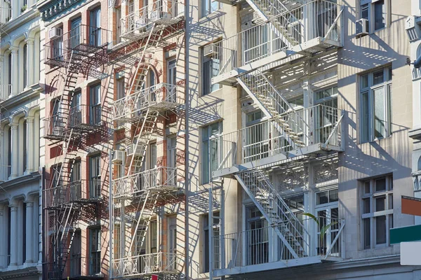 New York domy fasády s požární Únikové schodiště pozadím, Slunečné ráno — Stock fotografie