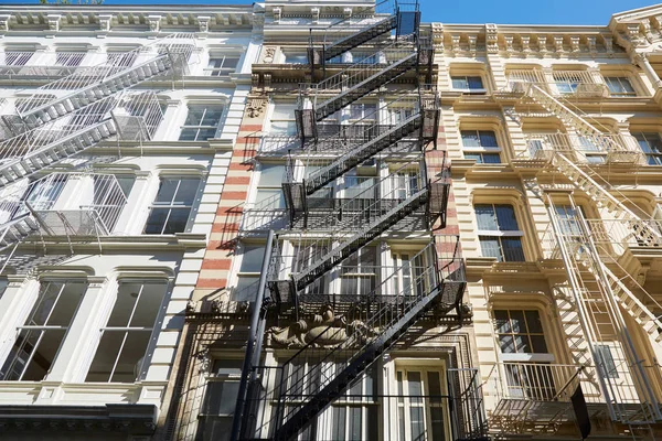 Façades typiques du bâtiment avec escalier de secours, journée ensoleillée à Soho — Photo