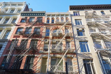 Yangın kaçış merdiveni cepheler evleri, güneşli gün Soho, New York