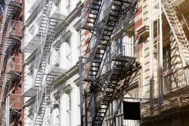 Yangın kaçış merdiveni cepheler evleri, güneşli gün Soho, New York