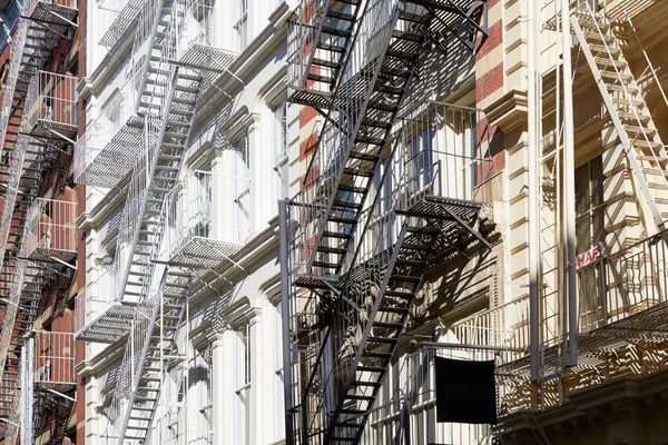 Yangın kaçış merdiveni cepheler evleri, güneşli gün Soho, New York — Stok fotoğraf