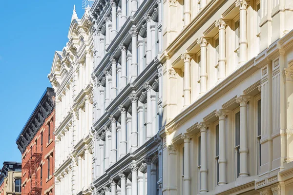 Régi házak homlokzatai, New York, süt a nap és kék eget, Soho — Stock Fotó