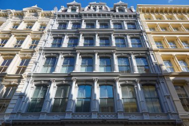 Antik Bina cephe sütunlarla, güneşli bir gün, New York