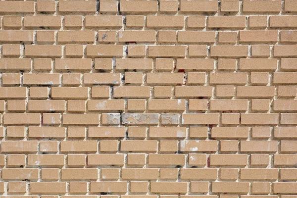 Güneş ışığı altında doku arka plan bej yıpranmış tuğla duvar — Stok fotoğraf