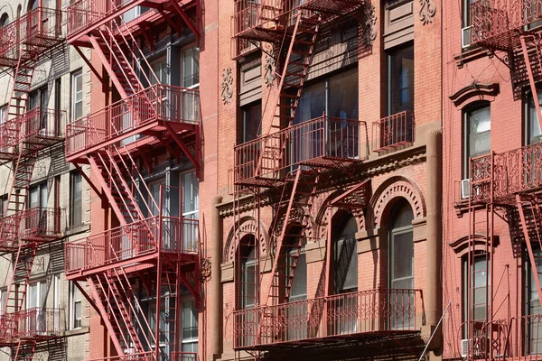 Tuğla binalar yangın kaçış merdiveni cepheler, New York'ta güneşli gün — Stok fotoğraf