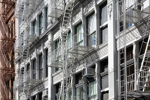 Bâtiments new-yorkais avec escalier de secours, journée ensoleillée, Soho, noir et blanc — Photo