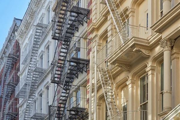 New York bâtiments anciens façades avec escaliers de feu — Photo