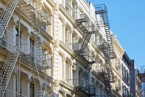 Bâtiments blancs de New York façades avec escalier de secours, journée ensoleillée — Photo