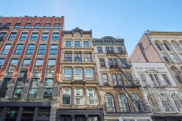 Bâtiments façades avec escalier de secours, journée ensoleillée, New York — Photo