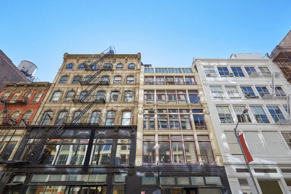 Bâtiments façades avec escalier de secours et citerne à New York — Photo