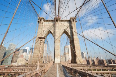 Brooklyn Köprüsü'nün geniş açılı görünüş sabah güneş ışığı altında New York