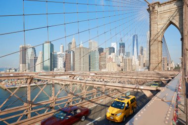Brooklyn Köprüsü ve New York city gökdelen görünümü, sarı taksi 