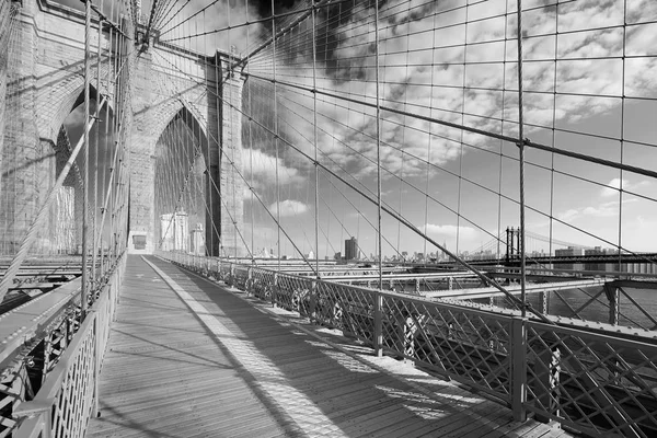 Most Brookliński pusty chodnik w słoneczny dzień, Nowy Jork — Zdjęcie stockowe