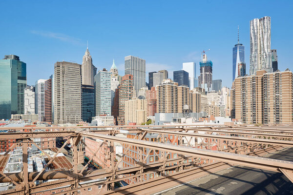 Вид на здания Нью-Йорка с Бруклинского моста, пустая улица
