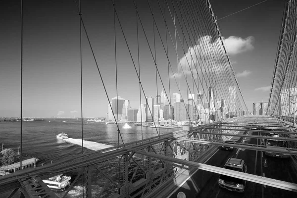 Brooklyn Bridge z przechodzącej Zobacz samochody i panoramę Nowego Jorku, czarno-białe — Zdjęcie stockowe