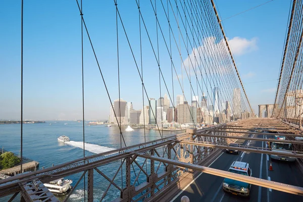 Brooklyn Bridge z przechodzącej Zobacz samochody i panoramę Nowego Jorku — Zdjęcie stockowe