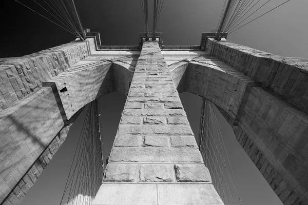 Brooklyn Bridge pillar low angle view, New York in black and white — Stock Photo, Image