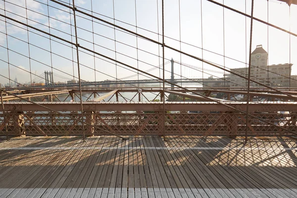 Pusty chodnik drewniany Most Brookliński w porannym słońcu w Nowym Jorku — Zdjęcie stockowe