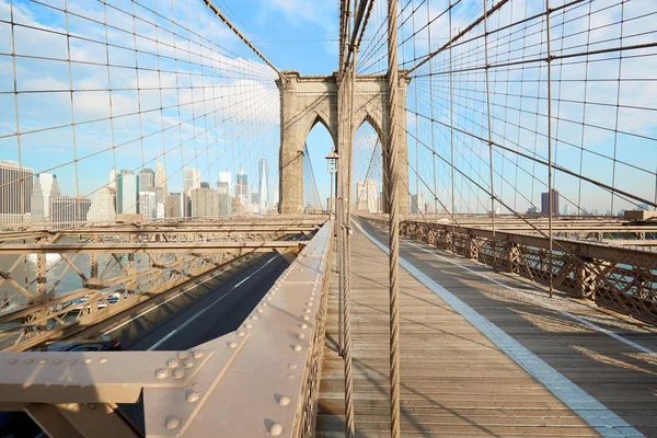 Empty Brooklyn Bridge w słoneczny poranek, Nowy Jork — Zdjęcie stockowe