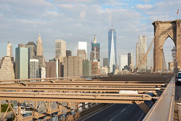 Brooklyn Bridge et New York City Skyline, tôt le matin — Photo