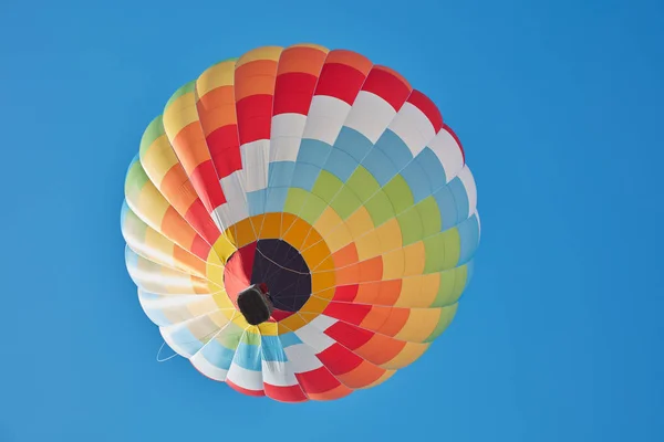 Varm luft ballong, färgglada Aerosolen på blå himmel — Stockfoto