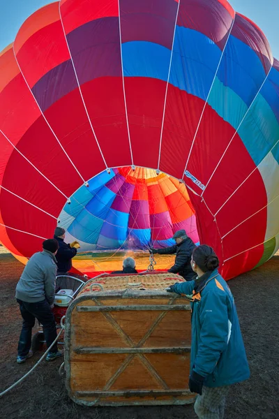 Emberek megemelve hőlégballon során a World Air Games 2017 — Stock Fotó