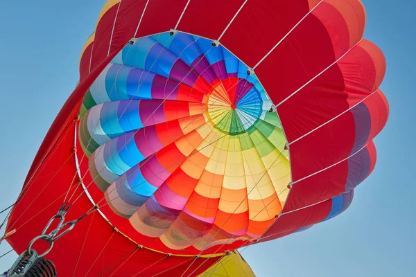 Balão de ar quente, insuflação aerostática colorida, céu azul — Fotografia de Stock