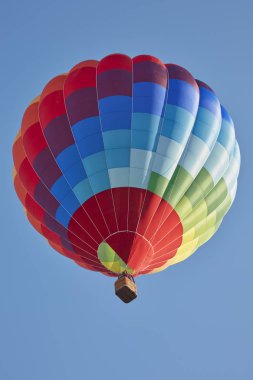 Sıcak hava balon, renkli aerostat açık mavi gökyüzü üzerinde