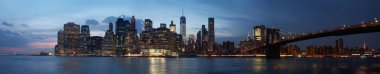 Gün batımında Brooklyn Köprüsü ile New York city skyline panorama
