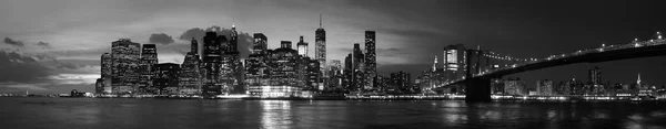 New York City Skyline, abends Schwarz-Weiß-Panorama mit Brooklyn Bridge — Stockfoto