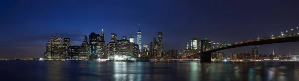 Panoramę panorama Nowego Jorku z Brooklyn Bridge nocą — Zdjęcie stockowe