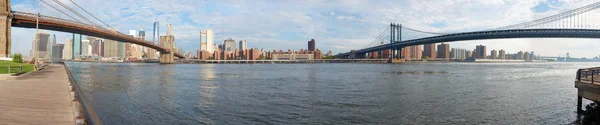 Brooklyn Bridge e Manhattan Bridge panorama com horizonte de Nova York — Fotografia de Stock