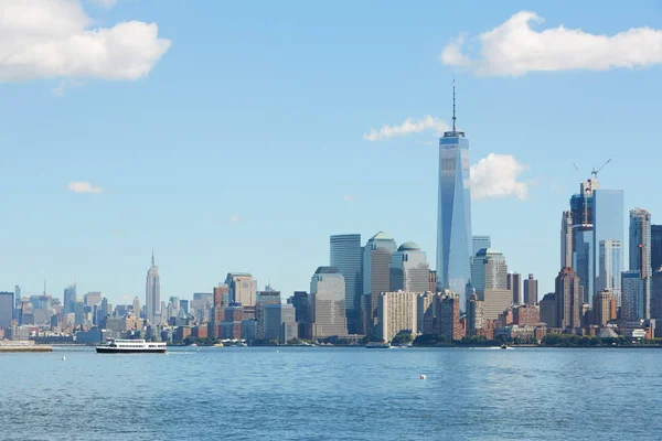 New York vue sur la ville avec des gratte-ciel, ciel bleu — Photo