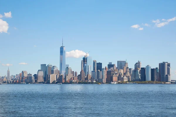 Vista del horizonte de Nueva York en un día despejado, cielo azul —  Fotos de Stock